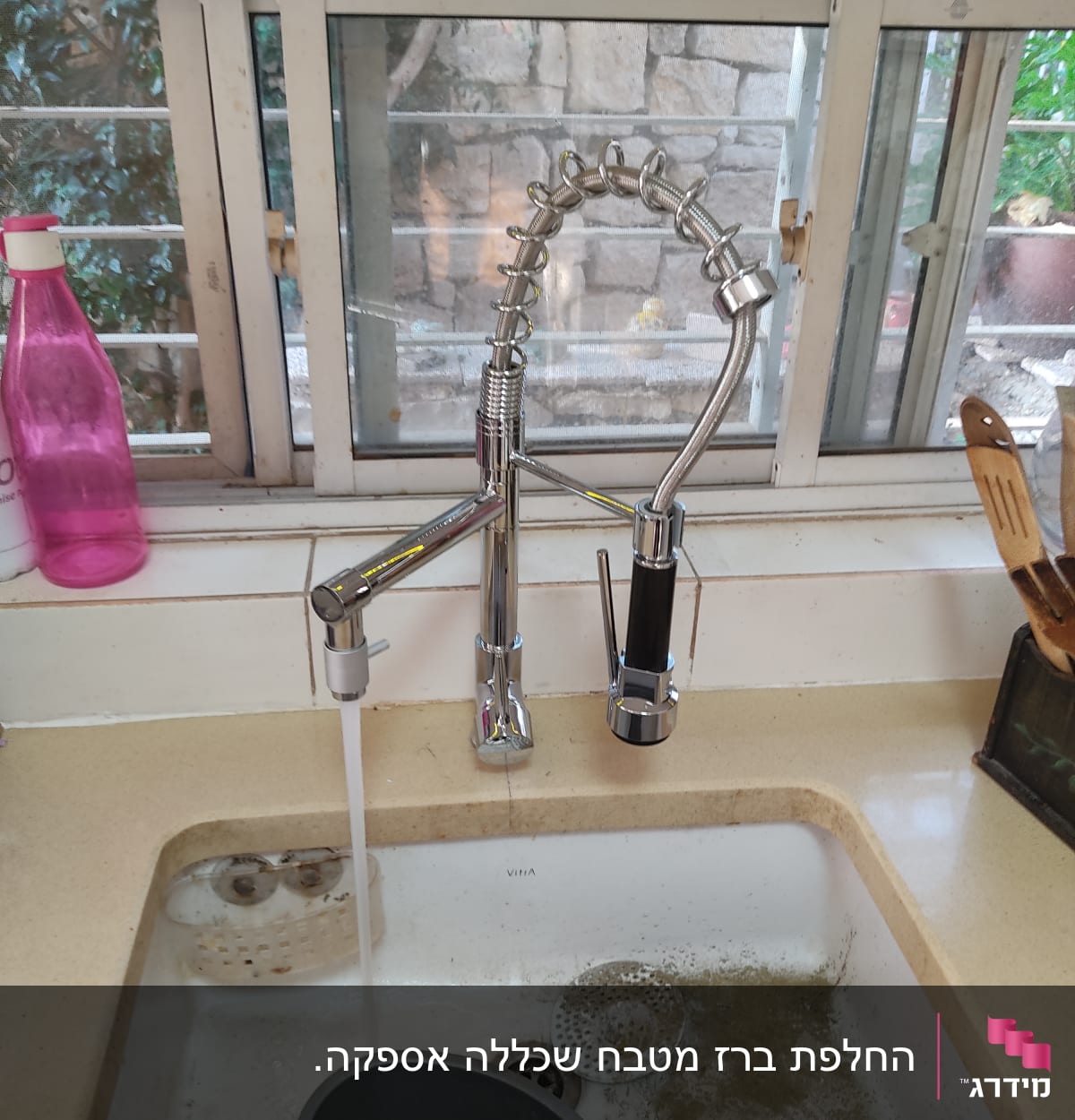 ברז מטבח עם מים זורמים בכיור מלוכלך